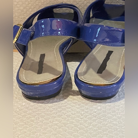 Newport News Sapphire Blue Leather Toe Open Low Sandal sSize 9.5 M - Picture 7 of 8